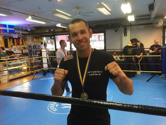 Flera medaljer för fighter kickboxning på april open