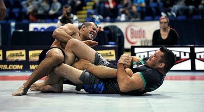 Dean lister håller pass på gladius mma