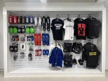 Butiksväggen på fighter centre klar